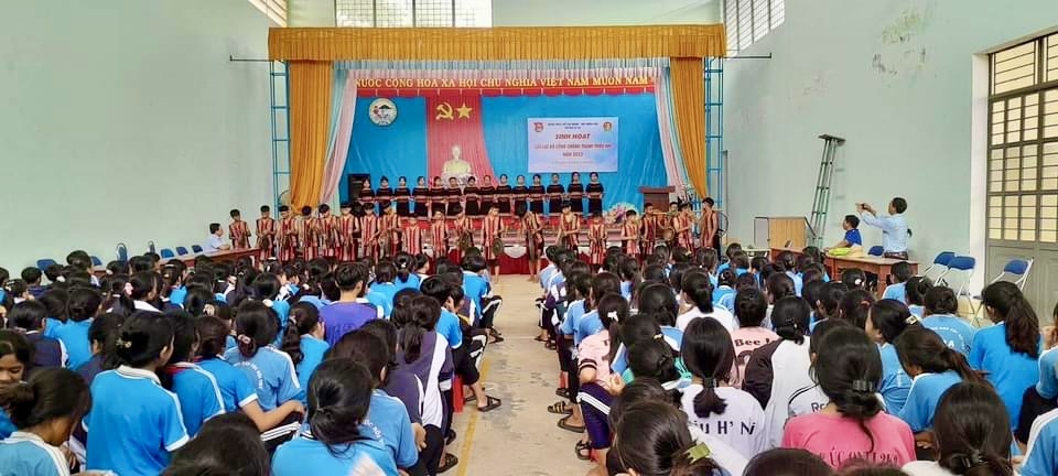 Các em học sinh Trường THCS Dân tộc Nội trú huyện Ia Pa sôi nổi tham gia sinh hoạt CLB cồng chiêng 
