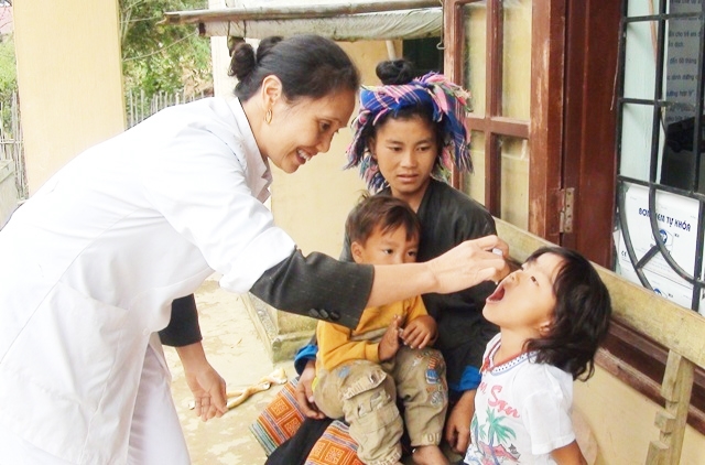 Trẻ em ở xã Tả Lèng, huyện Tam Đường uống Vitamin A. (Ảnh MH)