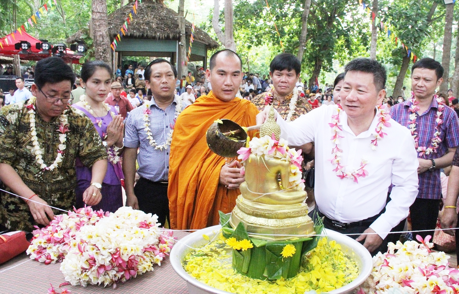 Nghi thức tắm Phật trong Lễ hội Bunpimay của người Lào
