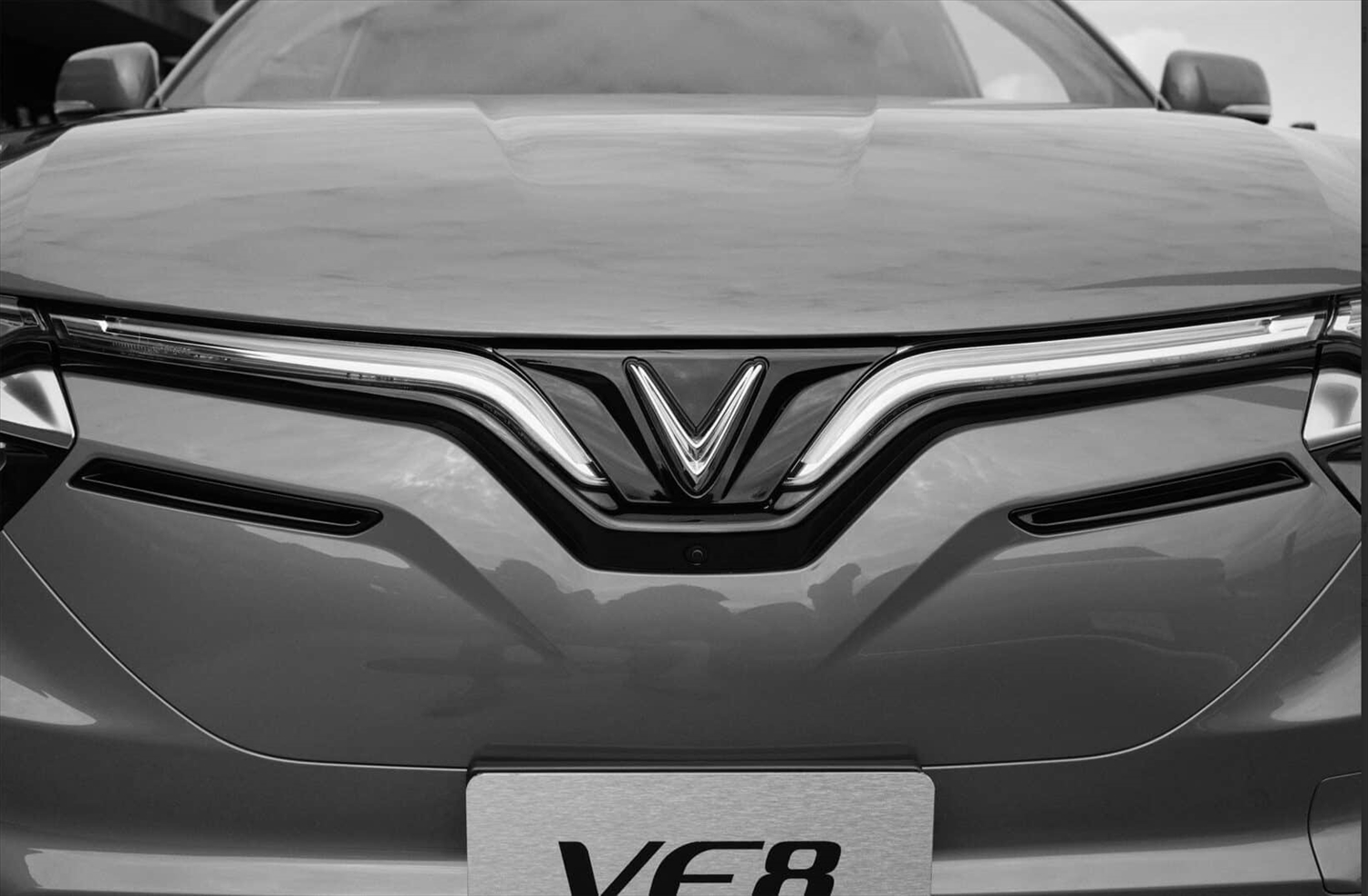 Phần đầu xe độc đáo nổi bật bởi dải đèn đặc trưng của thương hiệu chạy thành chữ “V” ở trung tâm