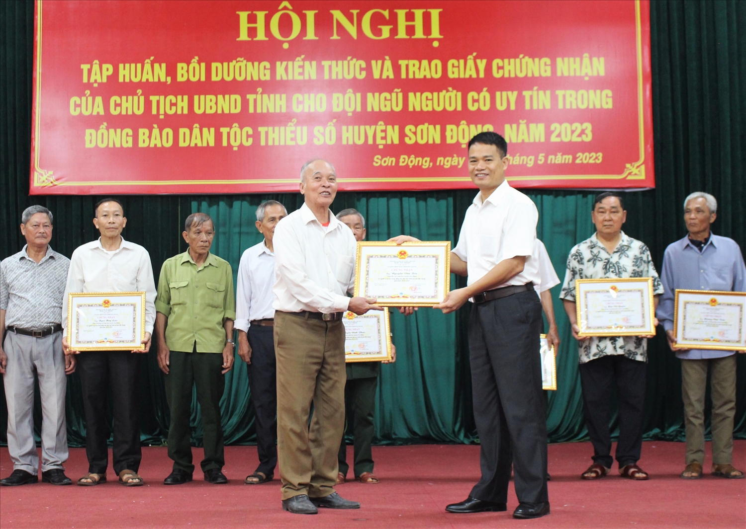 Phó trưởng Ban Dân tộc tỉnh Bắc Giang Lê Bá Xuyên, trao Giấy chứng nhận cho Người có uy tín