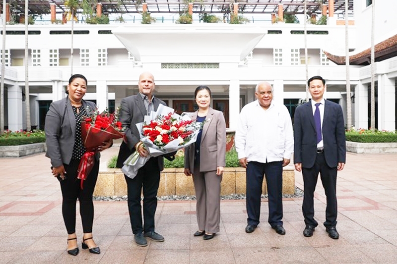 Phó Chủ tịch Ủy ban Trung ương MTTQ Việt Nam Trương Thị Ngọc Ánh tặng hoa chúc mừng Đoàn đại biểu cấp cao Ủy ban Bảo vệ Cách mạng Cuba. (Ảnh Quang Vinh)