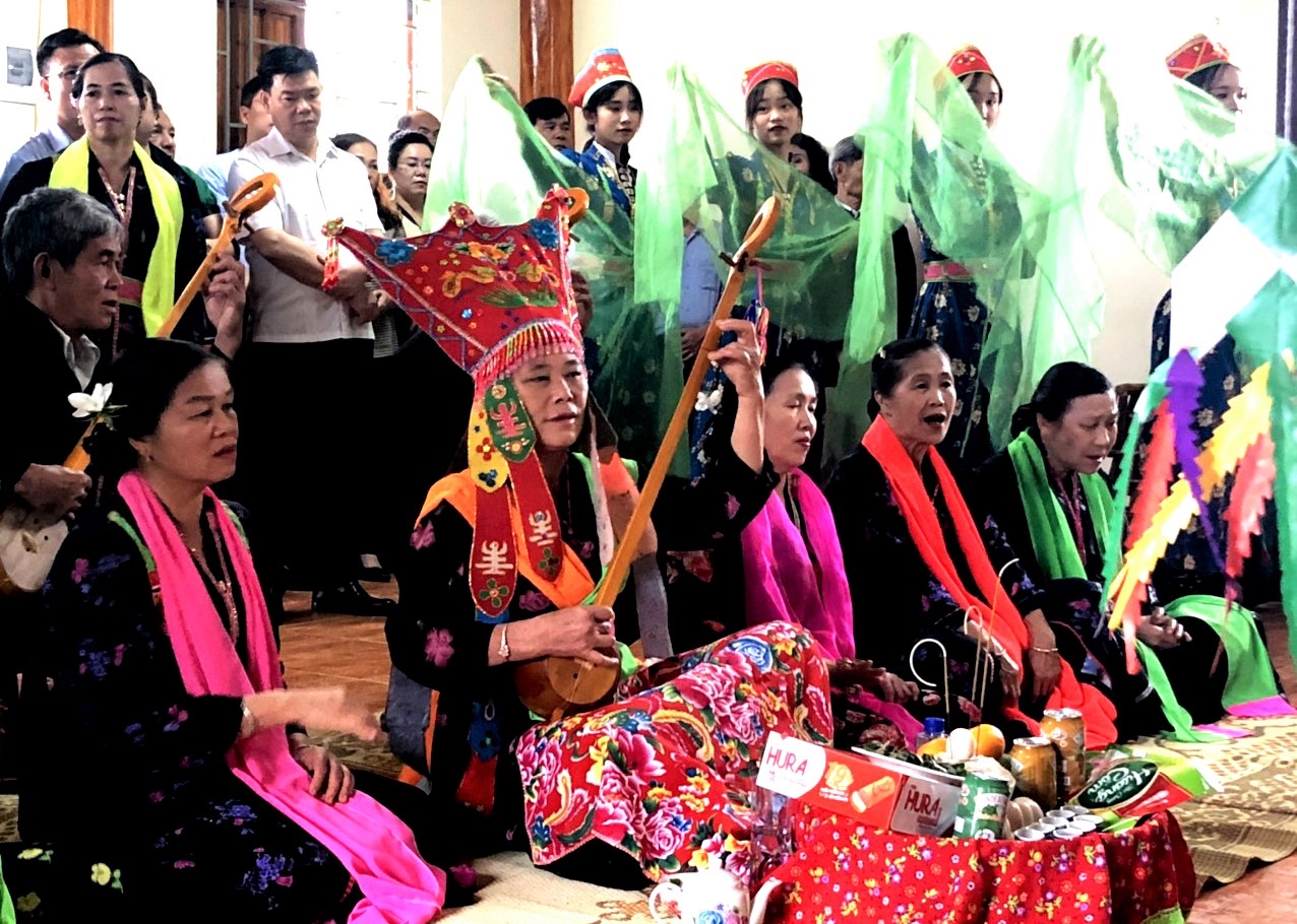 Một buổi trình diễn hát Then tại cộng đồng dân tộc Thái, tỉnh Lai Châu