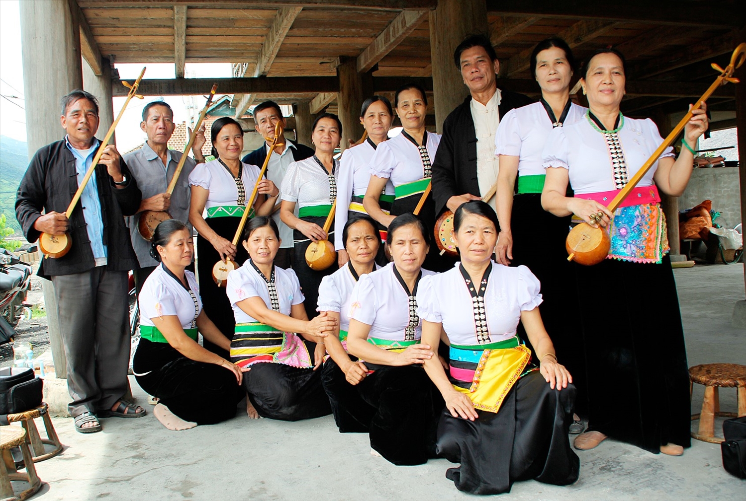 Đội văn nghệ dân tộc Thái (thị xã Mường Lay) với nhạc cụ chủ đạo là những cây đàn Tính truyền thống.