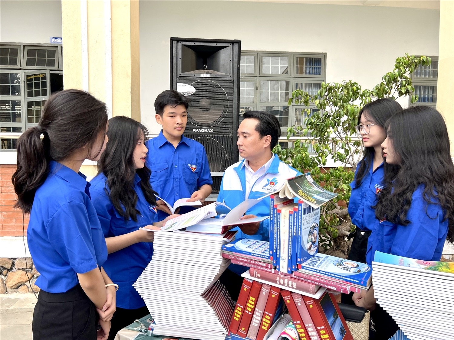 Học sinh Trường THCS Nguyễn Huệ (TP Pleiku) tham gia Chương trình “Sách cho tôi, cho bạn”, hình thành thói quen đọc sách tích cực