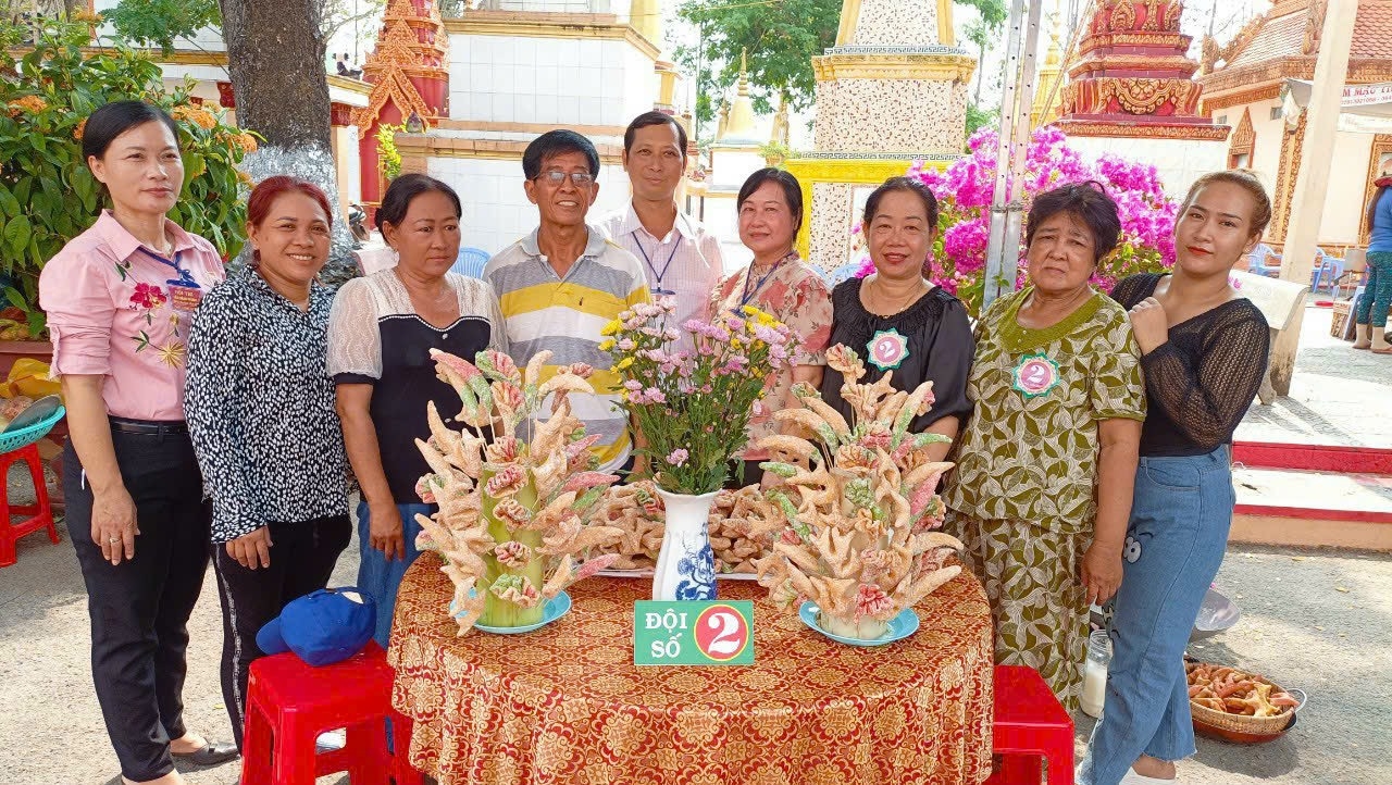Hội thi làm bánh gừng, bánh ớt, mừng Tết Chôl Chnăm Thmây năm 2023 của đồng bào Khmer huyện Hòa Bình.