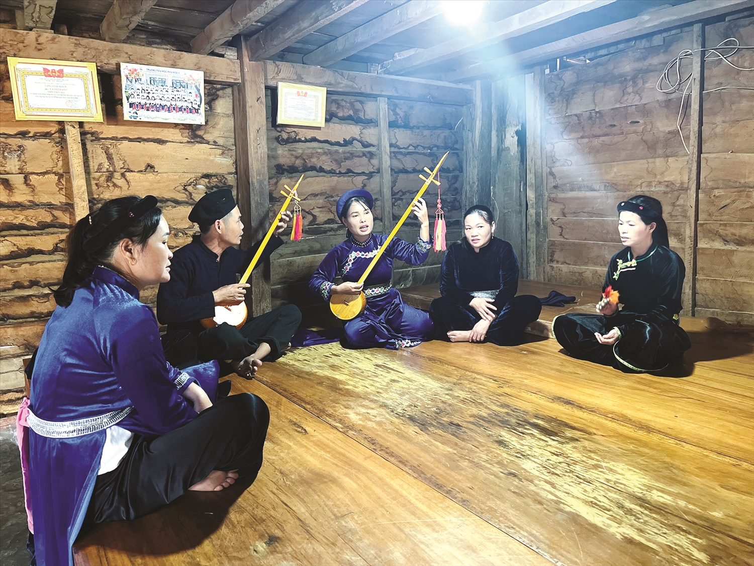 Các thành viên của Đội đàn Tính, hát Then đang tập luyện tại nhà Đội trưởng Nông Văn Bàn.