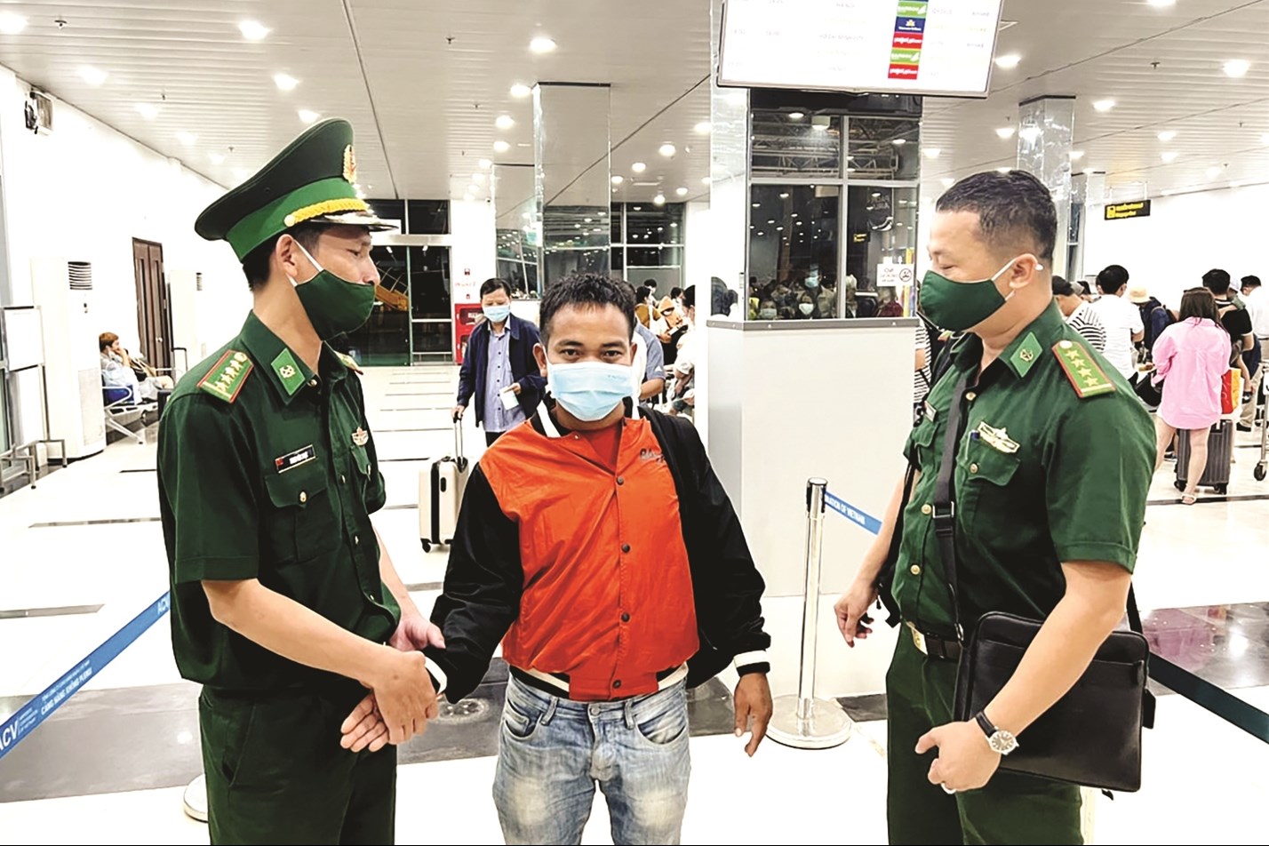 Bộ đội Biên phòng tỉnh Gia Lai tiếp nhận và hỗ trợ nạn nhân bị kẻ xấu dụ dỗ vượt biên trái phép sang Campuchia (tháng7/2022) tại sân bay