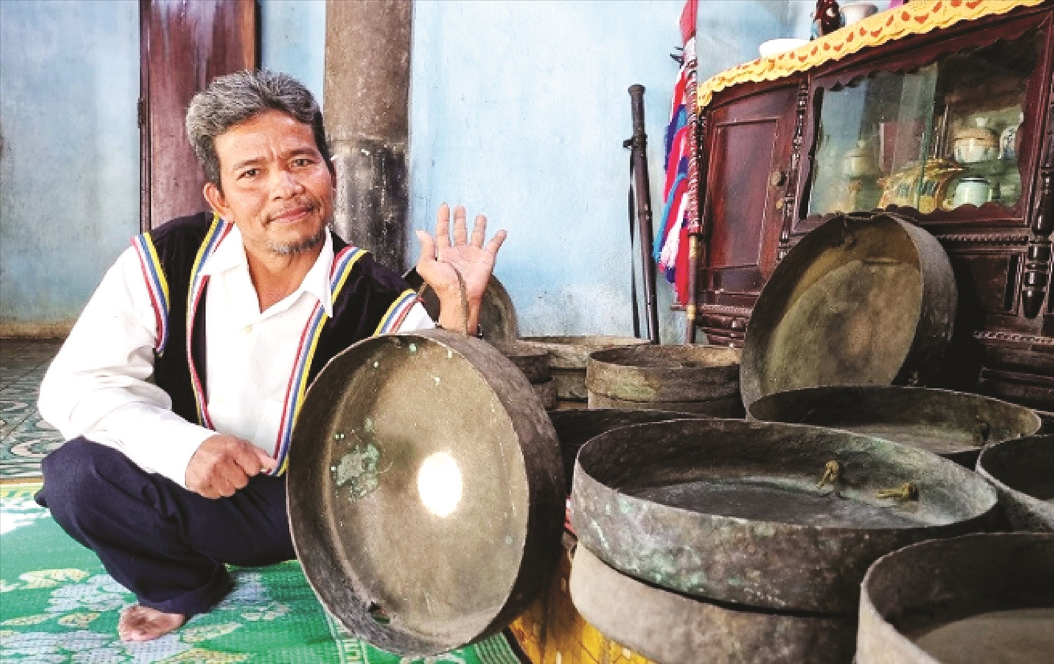 Ông  Hồ Văn Nam được dân làng Tà Vót yêu quý bởi có những đóng góp trong việc giữ gìn và bảo tồn văn hóa cồng chiêng.  