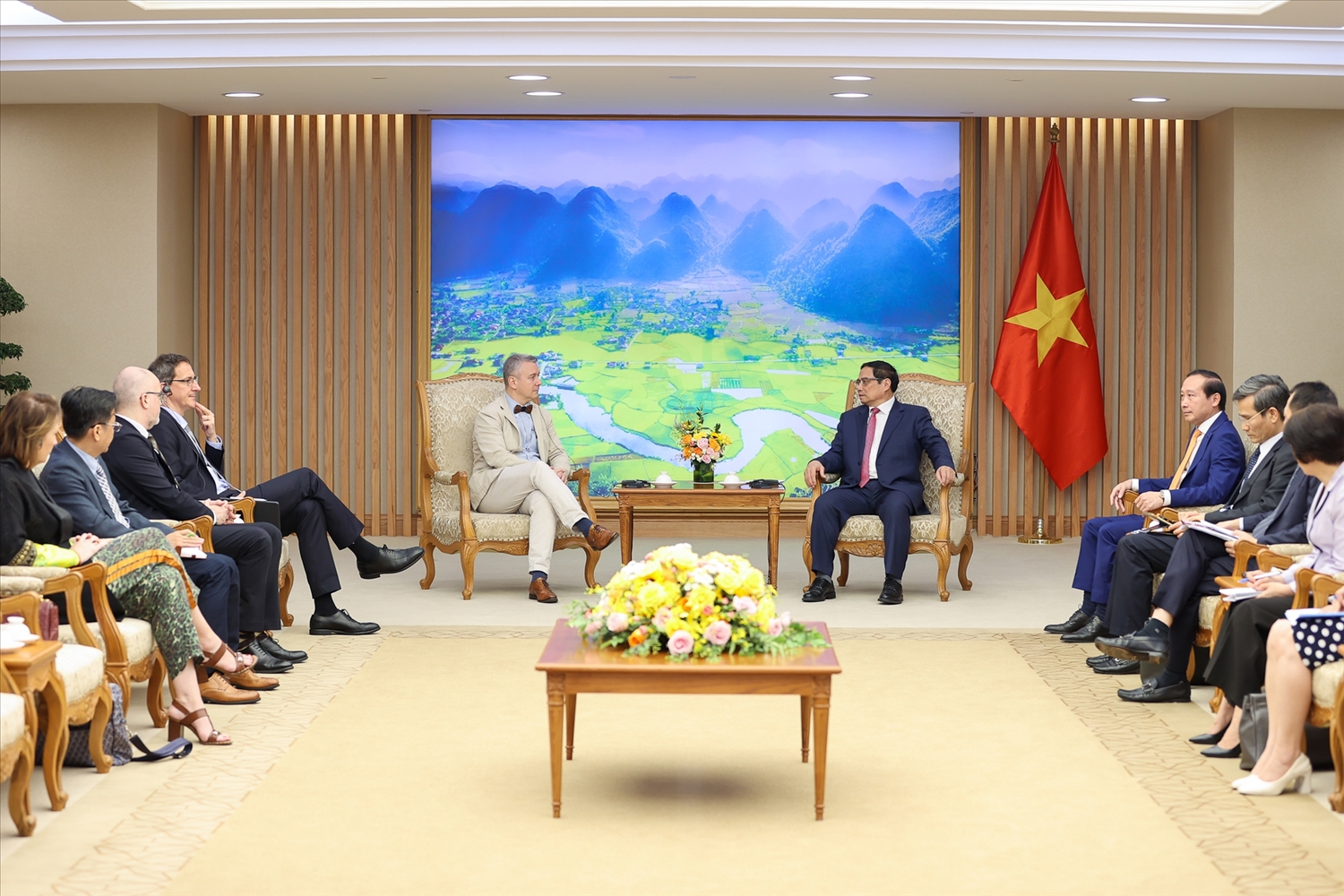 Thủ tướng mong muốn Đại sứ Karl Van Den Bossche tiếp tục thúc đẩy, kêu gọi các doanh nghiệp của Bỉ đầu tư vào Việt Nam, Tập đoàn John Cockerill với mạng lưới chi nhánh, quan hệ rộng lớn trên thế giới phát huy cầu nối đưa các nhà đầu tư quốc tế đến Việt Nam - Ảnh: VGP/Nhật Bắc