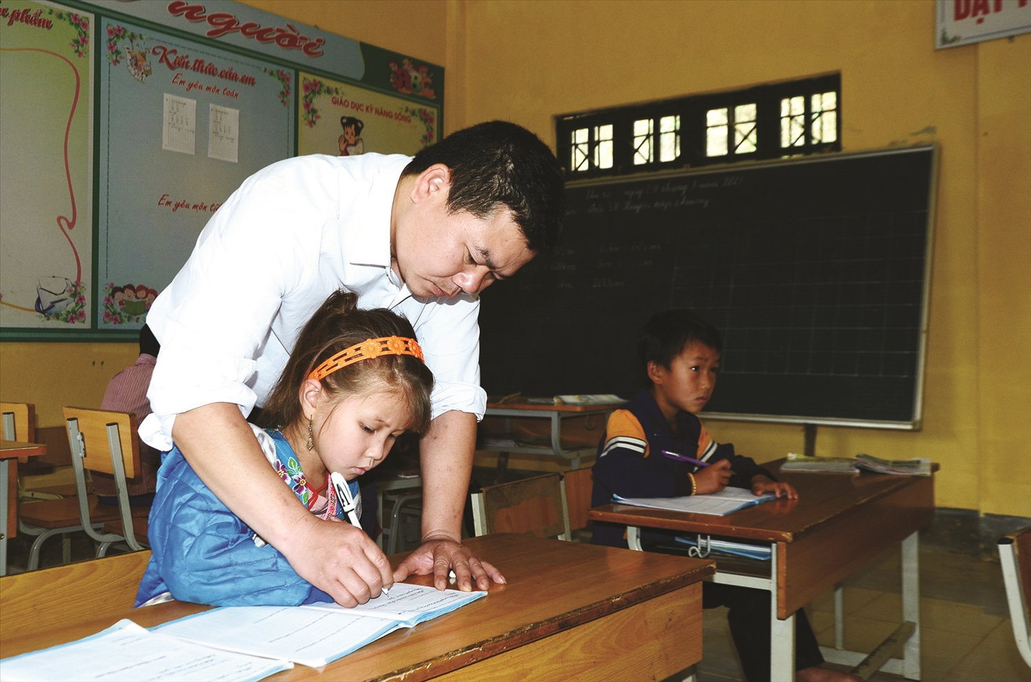 Giáo viên Trường PTDTBT Tiểu học - THCS Tênh Phông luyện chữ cho học sinh.