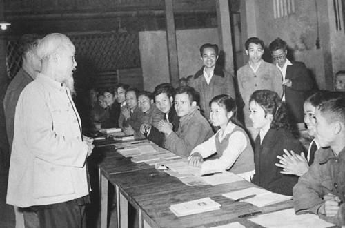 Chủ tịch Hồ Chí Minh thăm lớp học bổ túc văn hóa và kỹ thuật buổi tối của công nhân Nhà máy Ô-tô 1/5. (năm 1963). (Ảnh tư liệu - baotanghochiminh.vn)
