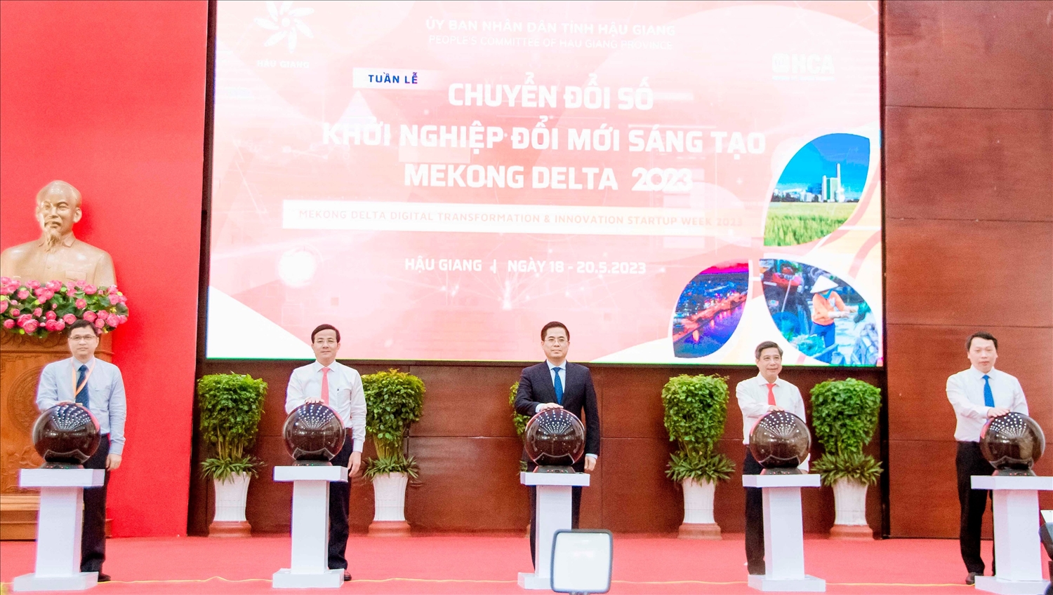 Lãnh đạo Bộ Thông tin và Truyền thông, Bộ Khoa học và Công nghệ và lãnh đạo Tỉnh ủy, UBND tỉnh Hậu Giang thực hiện nghi thức khai mạc Tuần lễ Chuyển đổi số và Khởi nghiệp đổi mới sáng tạo - Mekong Delta 2023