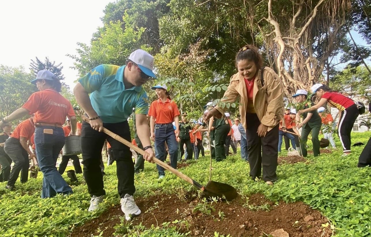 Các đơn vị trồng 100 cây giáng hương trong khuôn viên Quảng trường Đại Đoàn Kết
