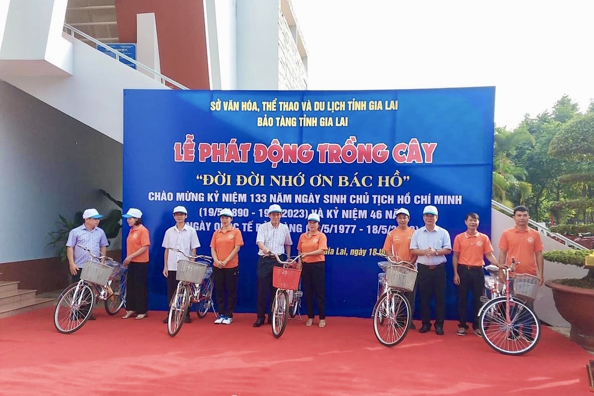 Hiệp hội Xe đạp tỉnh Gia Lai trao tặng 5 chiếc xe đạp cho con em viên chức, người lao động đang công tác tại Bảo tàng tỉnh Gia Lai