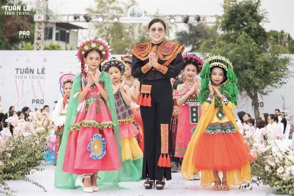  NTK Linh Phương cùng các mẫu nhí trong BST “Sắc xuân rẻo cao” tại Tuần lễ thời trang Xuân - Hè PRO 2023