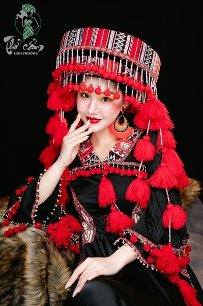 (DẪN NGUỒN) Fashion show Em Tây Bắc của NTK trẻ Linh Phương: Sắc màu thổ cẩm ấn tượng và tươi mới 2