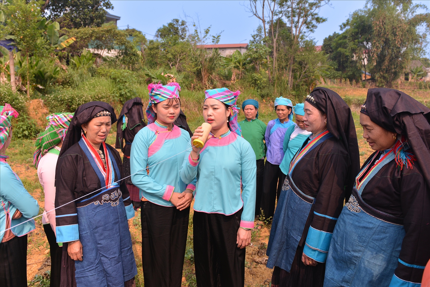 Các bậc cao niên người Pú Nả (Lai Châu) trao truyền nghệ thuật hát ống cho lớp trẻ.