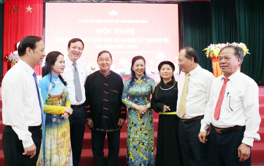 Lãnh đạo tỉnh Bắc Giang trò chuyện với các đại biểu dự Hội nghị
