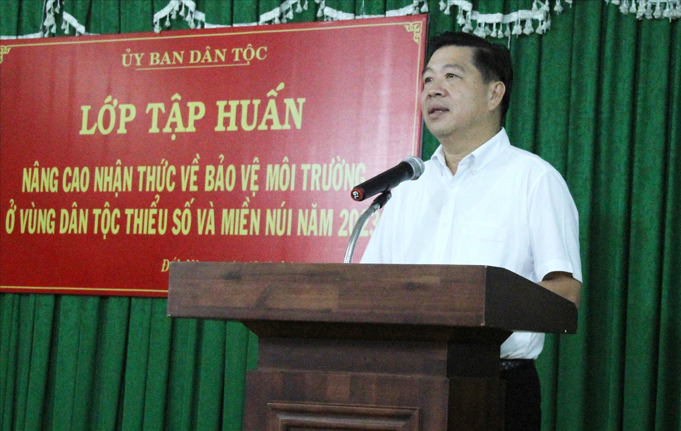 Thứ trưởng, Phó chủ nhiệm Ủy ban Dân tộc Lê Sơn Hài phát biểu khai mạc lớp tập huấn