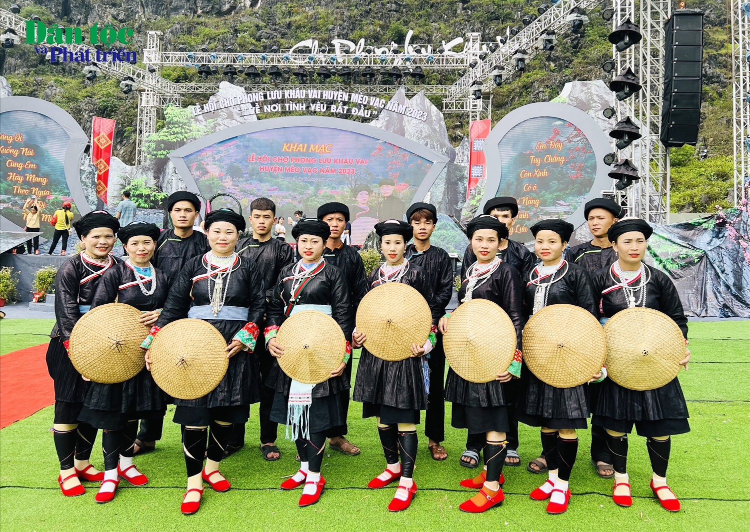 Các nghệ nhân dân tộc Giáy tham dự chợ Phong lưu chụp ảnh lưu niệm