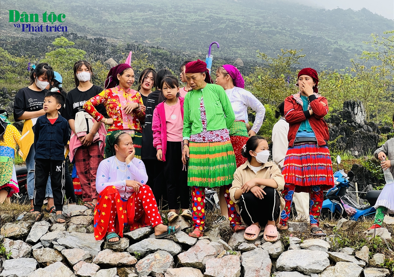 Từ rất sớm đã có rất đông bà con các dân tộc huyện Mèo Vạc đến tham dự. Họ đều khoác trên mình những bộ trang phục truyền thống 