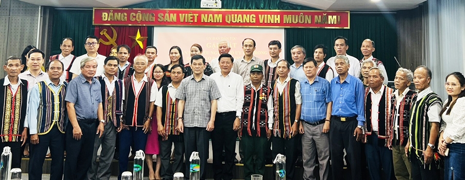 Đoàn đại biểu Người có uy tín tỉnh Quảng Nam chụp ảnh kỷ niệm với lãnh đạo UBDT
