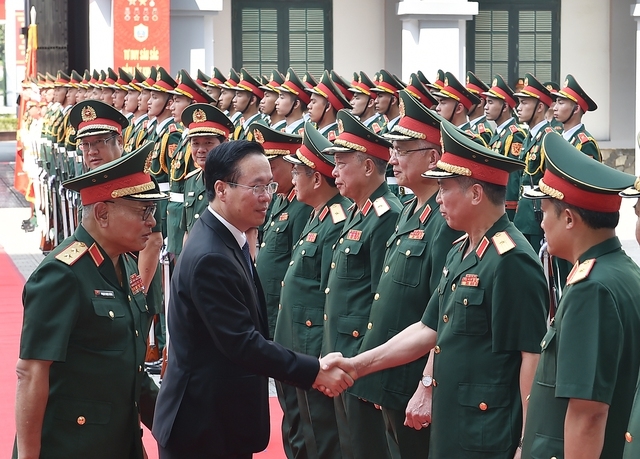 Chủ tịch nước Võ Văn Thưởng chúc mừng cán bộ, chiến sĩ Tổng cục II được Đảng, Nhà nước trao tặng Huân chương Chiến công hạng Nhất - Ảnh: VGP/Hải Minh