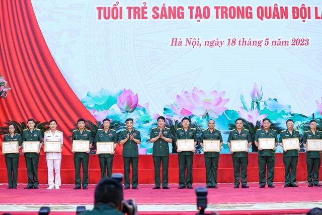 Bộ trưởng Bộ Quốc phòng Phan Văn Giang và Chủ nhiệm Tổng cục Chính trị Quân đội nhân dân Việt Nam Lương Cường trao bằng khen cho các công trình đạt giải nhất - Ảnh: VGP/Nhật Bắc