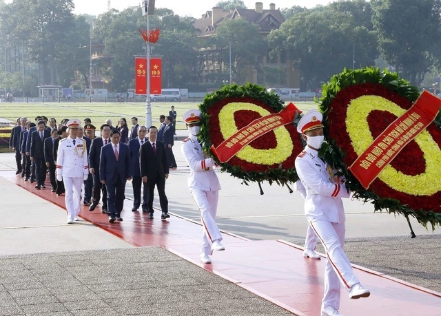 Các đồng chí lãnh đạo Đảng và Nhà nước đến đặt vòng hoa, vào Lăng viếng Chủ tịch Hồ Chí Minh.