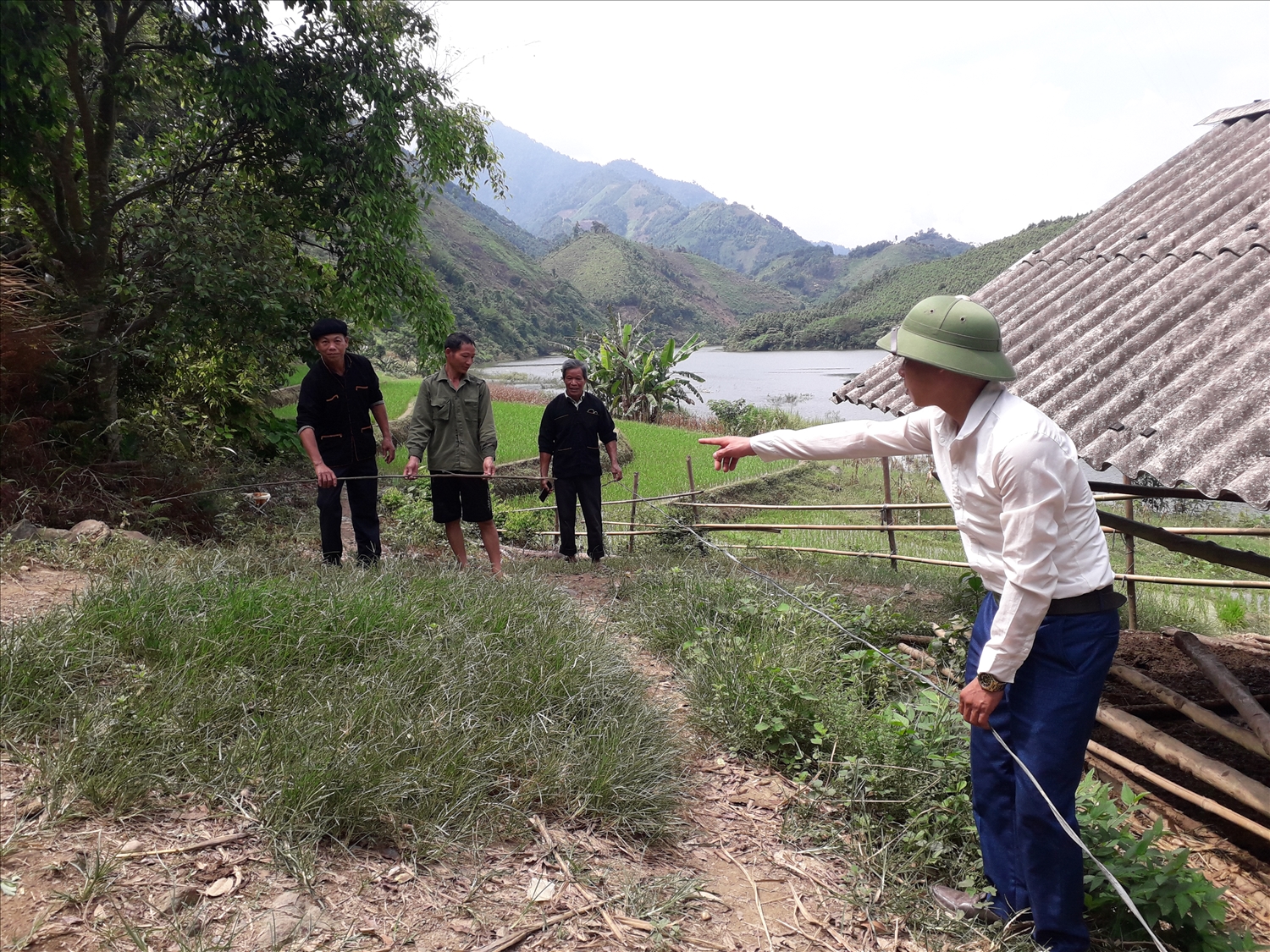 Người có uy tín xã Mỏ Vàng (Huyện Văn Yên) tuyên truyền người dân hiến đất mở con đường mới mà người dân gọi là "Con đường trong mơ"