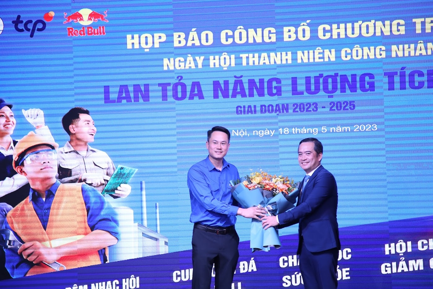Phó Chủ tịch Thường trực Trung ương Hội LHTN Việt Nam Nguyễn Kim Quy tặng hoa cho đơn vị tài trợ Tổng Giám đốc Công ty TNHH TCP Việt Nam Nguyễn Thanh Huân;