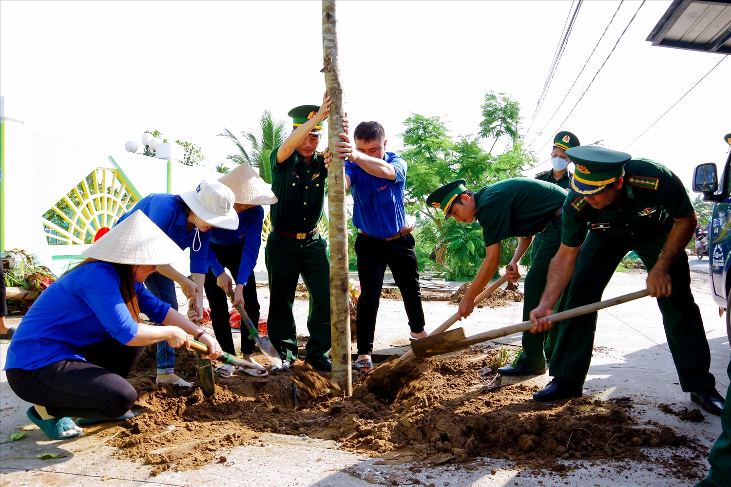 Đồn Biên phòng An Thạnh Ba phối hớp với tổ chức đoàn địa phương trồng cây tại khuôn viên trường mầm non Hoa Phượng, xã An Thạnh 3, huyện Cù Lao Dung ( Sóc Trăng)