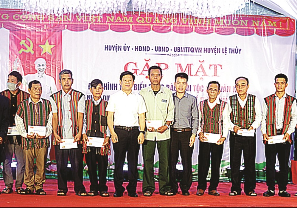 Lãnh đạo huyện Lệ Thủy tặng quà cho các già làng, trưởng bản, Người có uy tín trên địa bàn nhân dịp Kỷ niệm Ngày sinh Chủ tịch Hồ Chí Minh.