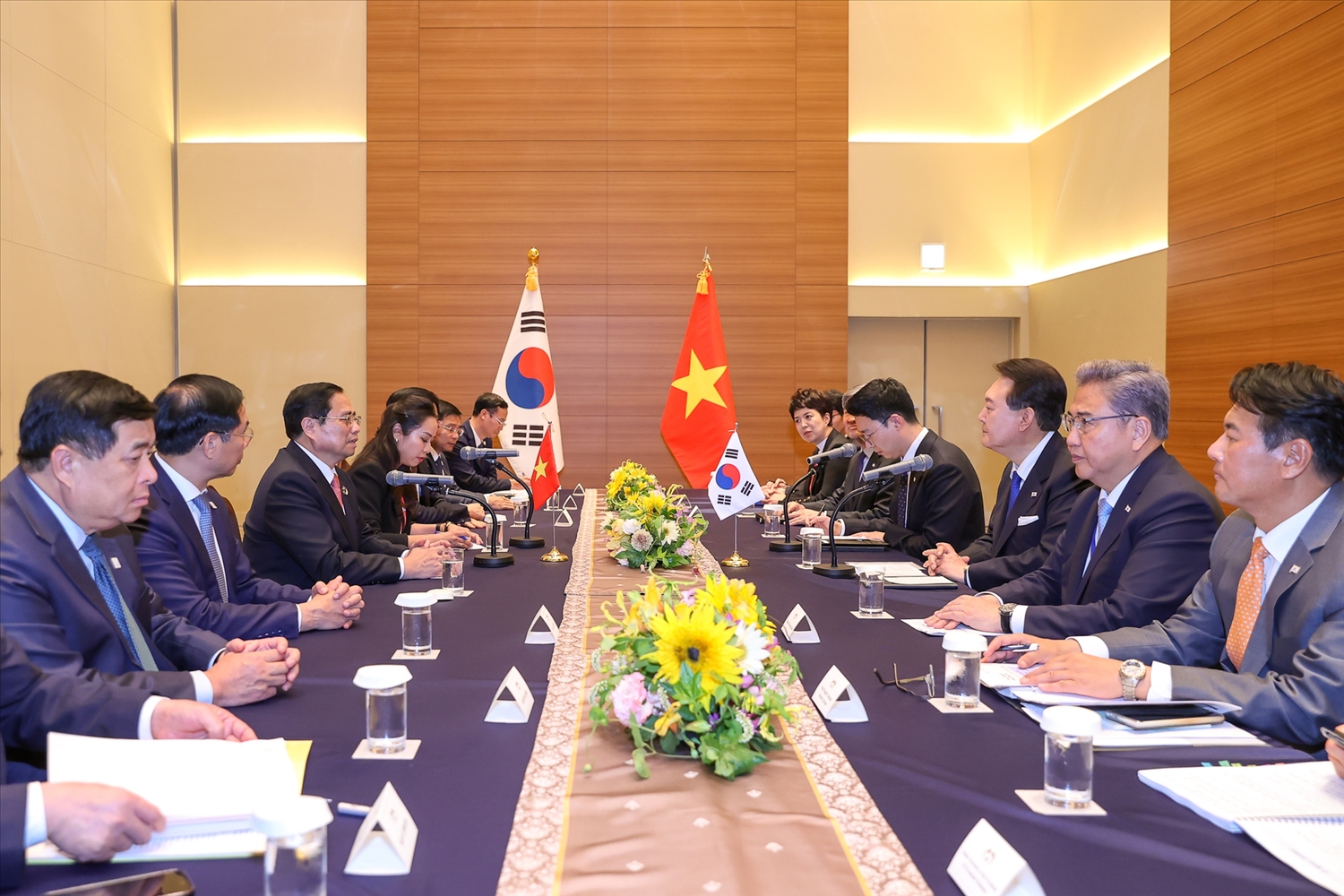 Thủ tướng Phạm Minh Chính hội kiến Tổng thống Hàn Quốc Yoon Suk Yeol nhân dịp dự Hội nghị Thượng đỉnh G7 mở rộng - Ảnh: VGP/Nhật Bắc