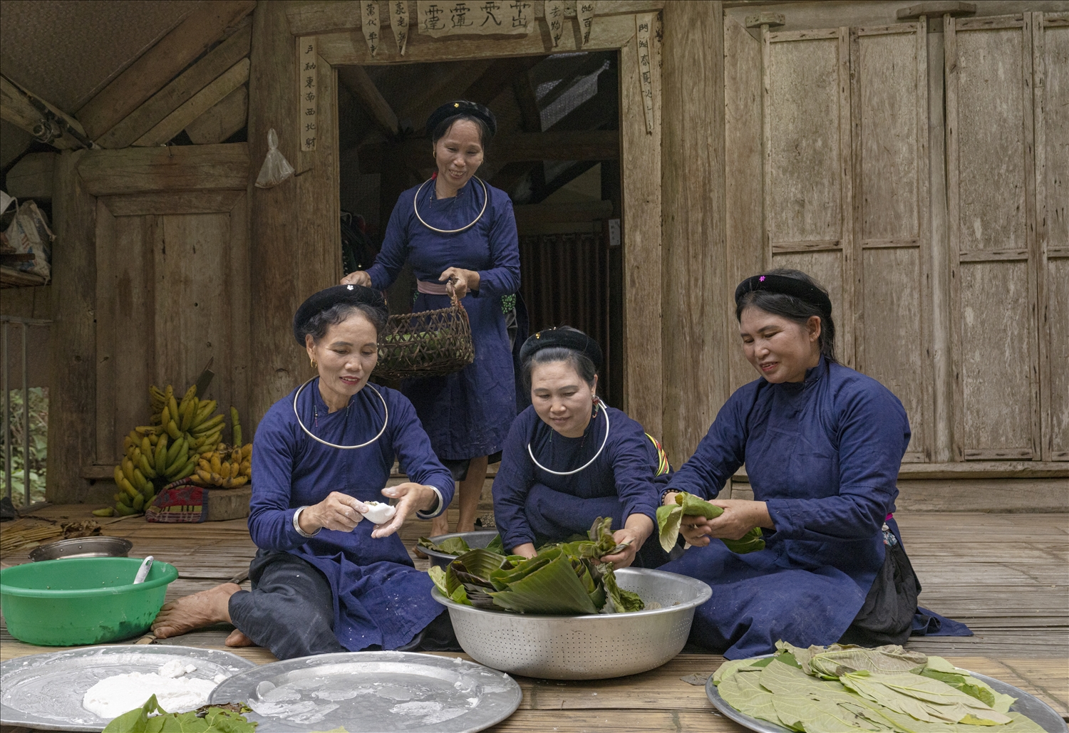 Người Tày ở Đồng Hương, xã Phúc Thịnh (huyện Chiêm Hóa) quây quần làm bánh trứng kiến.