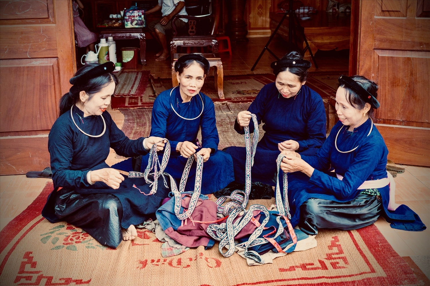 Phụ nữ Tày ở Đồng Hương làm dây đai thắt lưng.