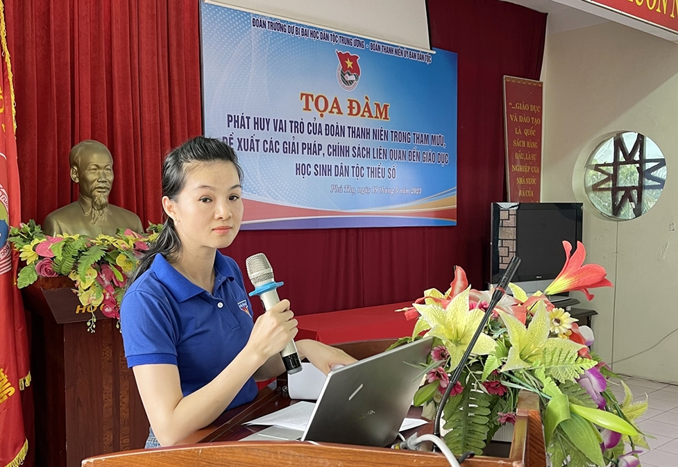 Bí thư ĐTN Chi đoàn Báo Dân tộc và Phát triển Phạm Thị Thanh Huyền phát biểu tham luận
