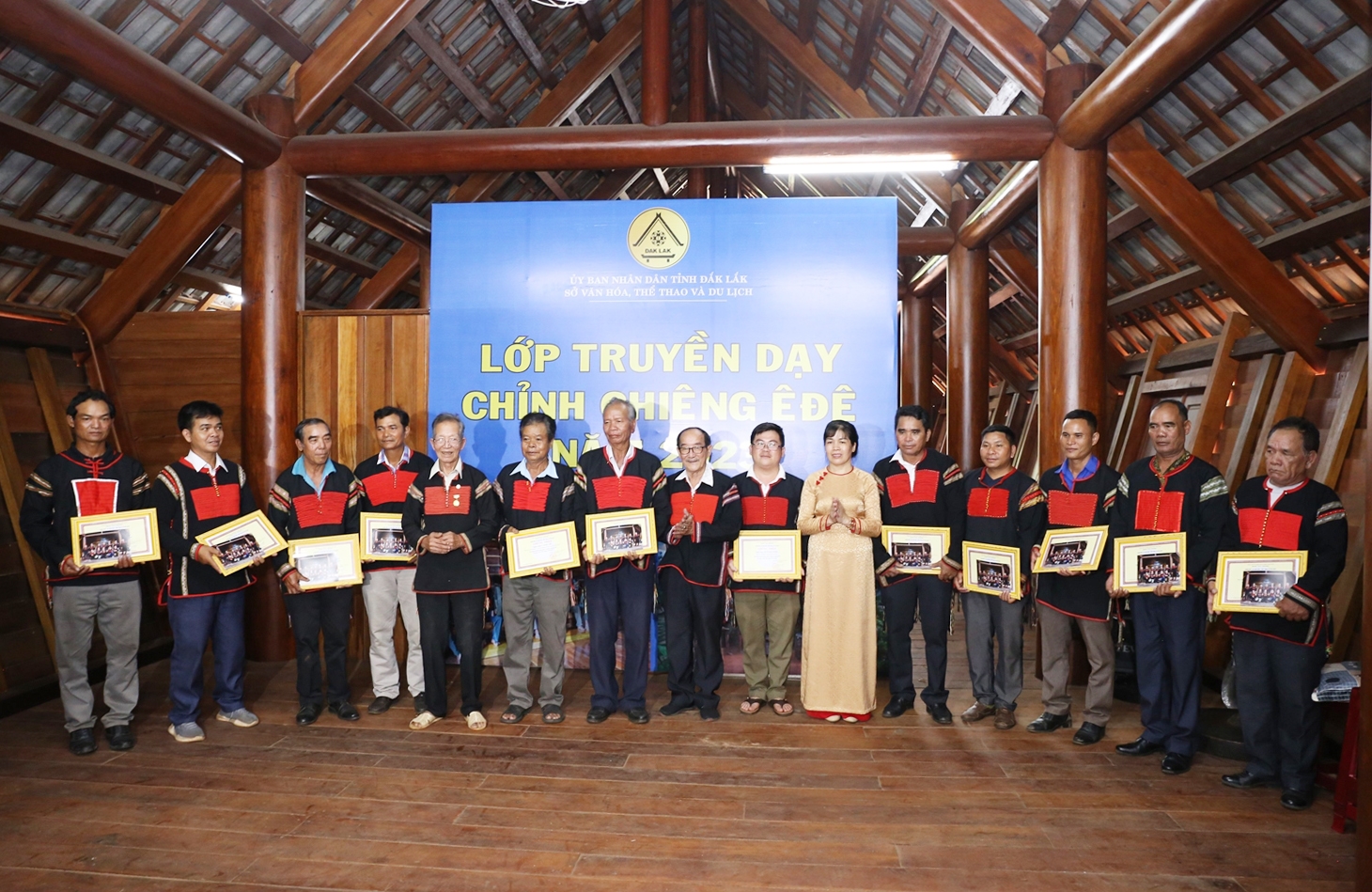 Phó Giám đốc Sở VHTT&DL tỉnh Đắk Lắk Nguyễn Thụy Phương Hiếu trao Giấy chứng nhận cho các học viên