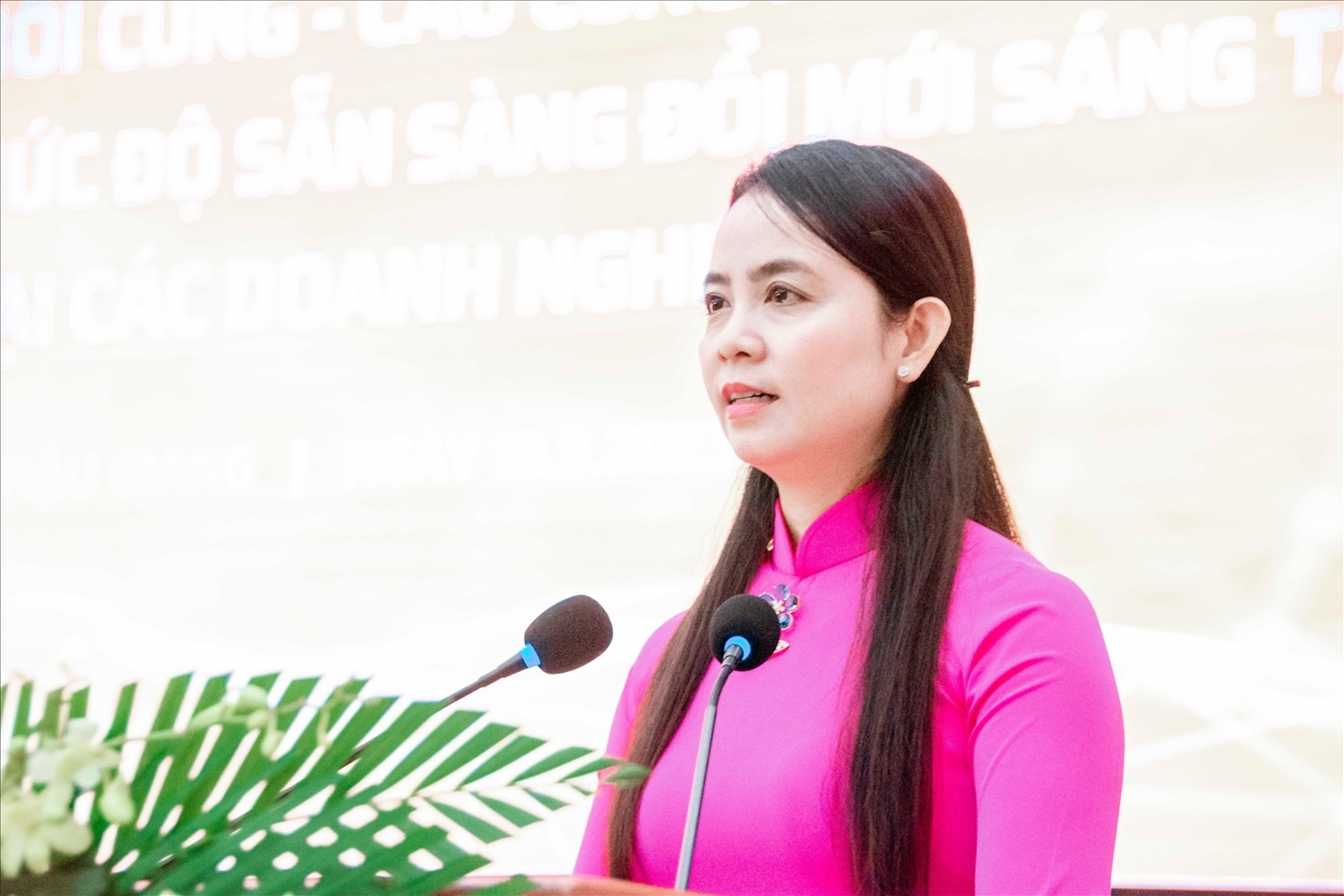 Bà Võ Thị Mỹ Trang - Phó Chủ tịch HĐND tỉnh Hậu Giang phát biểu chào mừng Hội thảo Kết nối cung - cầu công nghệ, khảo sát mức độ sẵn sàng đổi mới sáng tạo tại các doanh nghiệp