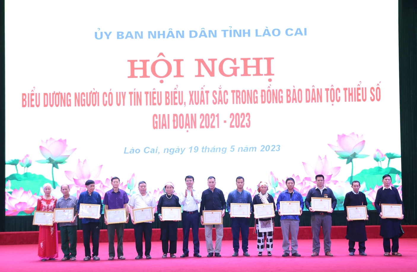 Trao Bằng khen của Chủ tịch UBND tỉnh Lào Cai cho các cá nhân tiêu biểu