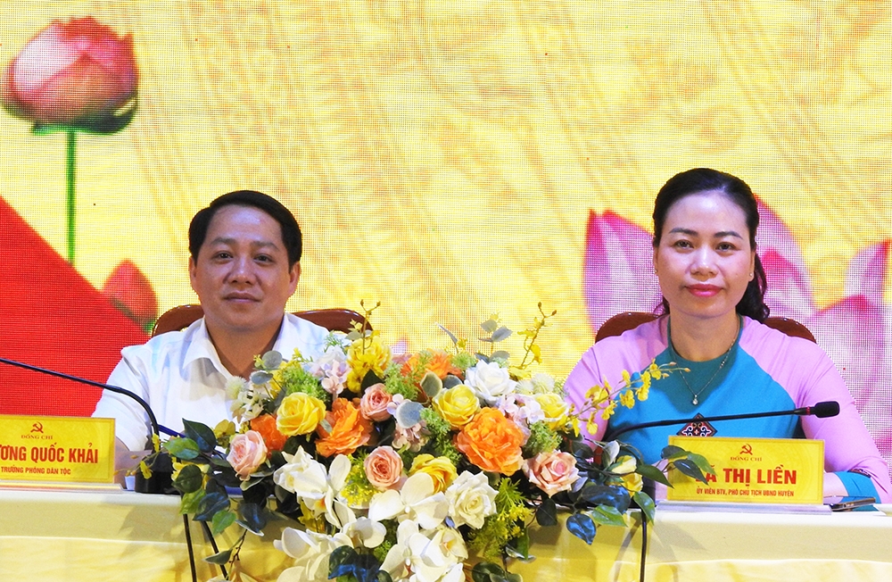 Phó Chủ tịch UBND huyện Lã Thị Hiền và Trưởng Phòng Dân tộc huyện Văn Yên Phương Quốc Khải đồng chủ trì phần thảo luận