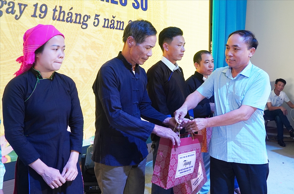 Phó Trưởng ban Dân tộc tỉnh Yên Bái Vàng A Rùa tặng quà cho các điển hình tiên tiến DTTS