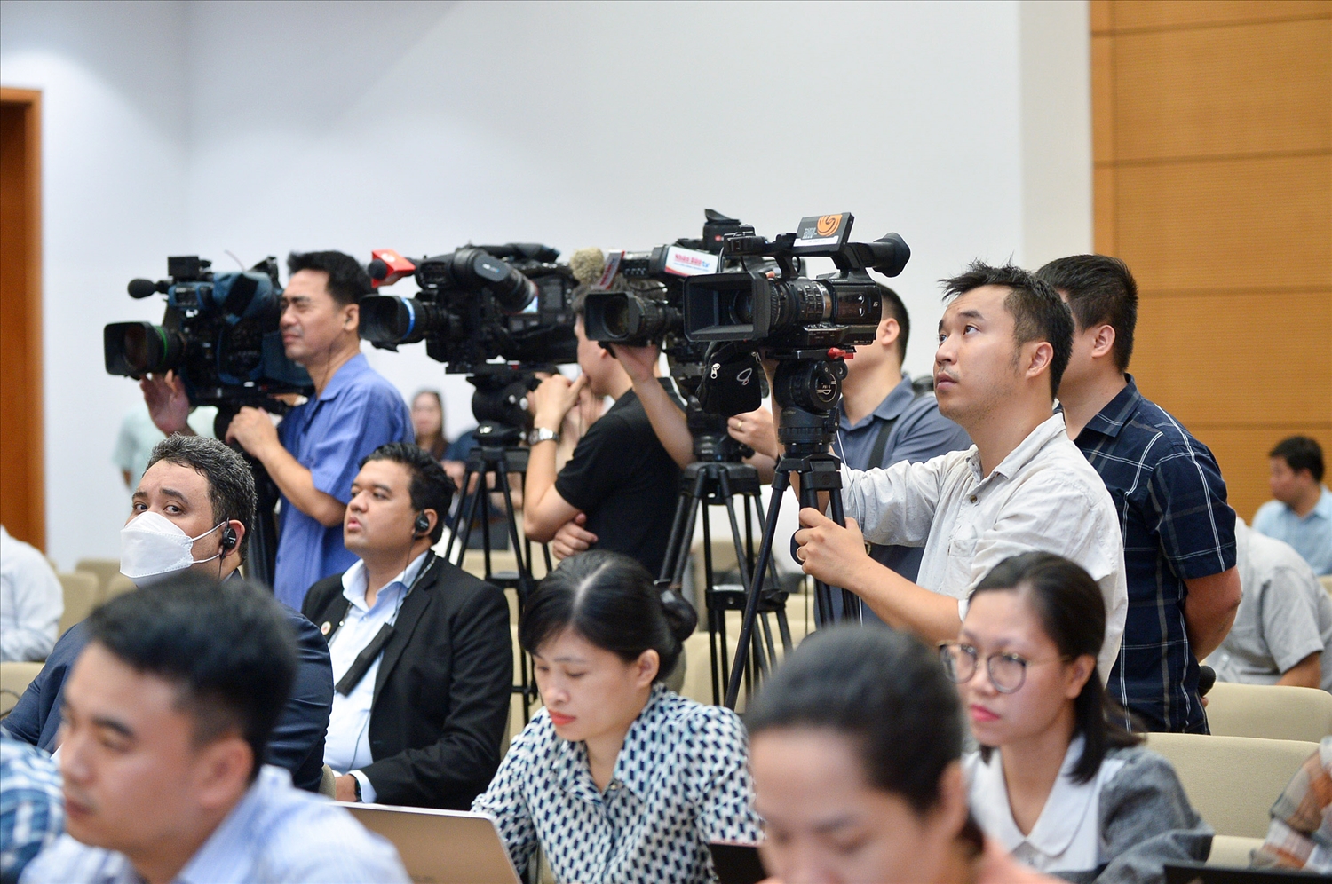 Đông đảo phóng viên, nhà báo, đại diện các cơ quan thông tấn, báo chí đã tới dự họp báo