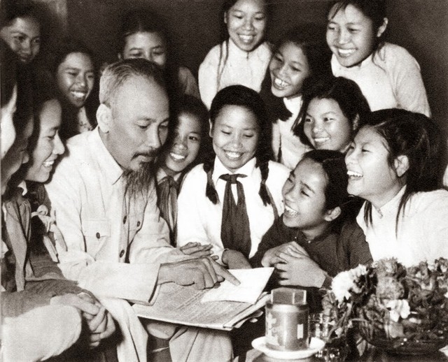 Chủ tịch Hồ Chí Minh với các cháu học sinh Trường Trưng Vương, Hà Nội (tháng 5-1955) - Ảnh tư liệu