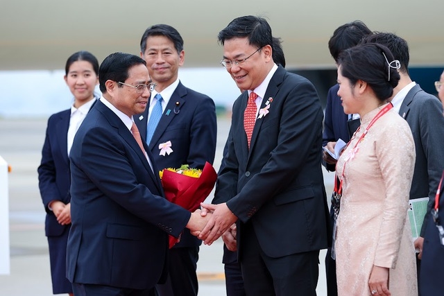 Đại sứ Việt Nam tại Nhật Bản Phạm Quang Hiệu chào đón Thủ tướng tại sân bay Hiroshima - Ảnh: VGP/Nhật Bắc