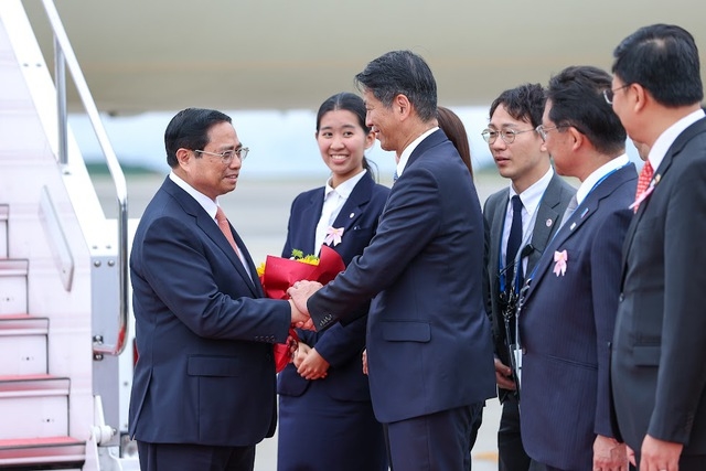 Thứ trưởng Bộ Ngoại giao Nhật Bản Yamada Kenji chào đón Thủ tướng Phạm Minh Chính tại sân bay Hiroshima - Ảnh: VGP/Nhật Bắc