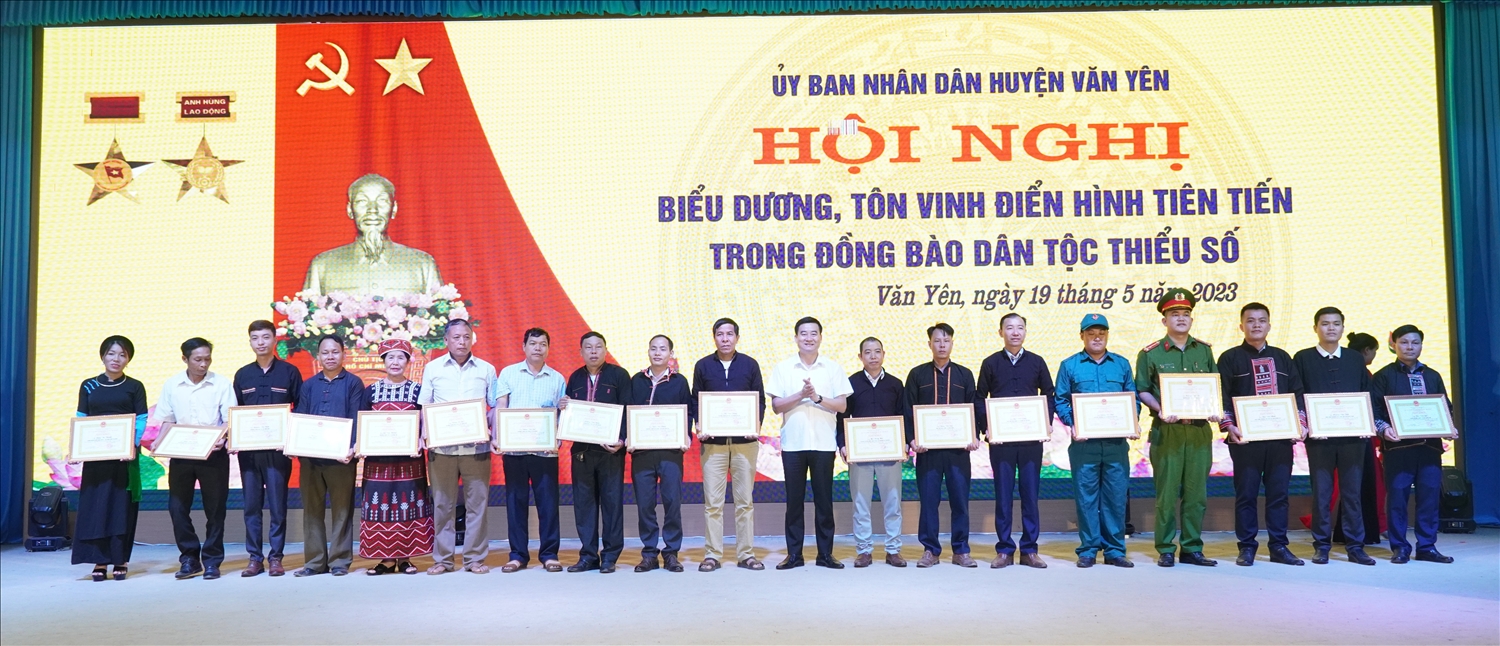 Chủ tịch UBND huyện Văn Yên Hà Đức Anh đã trao Giấy khen của Chủ tịch UBND huyện cho 35 điển hình tiên tiến trong đồng bào DTTS huyện Văn Yên năm 2022