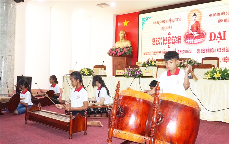 Con em đồng bào dân tộc Khmer được chăm lo, truyền dạy để tiếp tục giữ gìn văn hóa truyền thống dân tộc