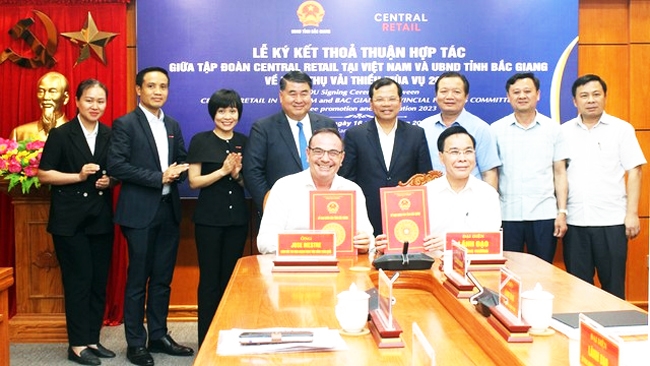 Sở Công Thương tỉnh Bắc Giang và Tập đoàn Central Retail tại Việt Nam ký biên bản thỏa thuận tiêu thụ vải thiều - Ảnh: Báo Bắc Giang